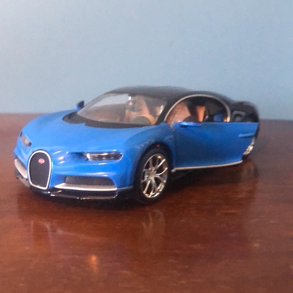 Blue and black Buggati Chiron Maisto - Picture 4 of 5